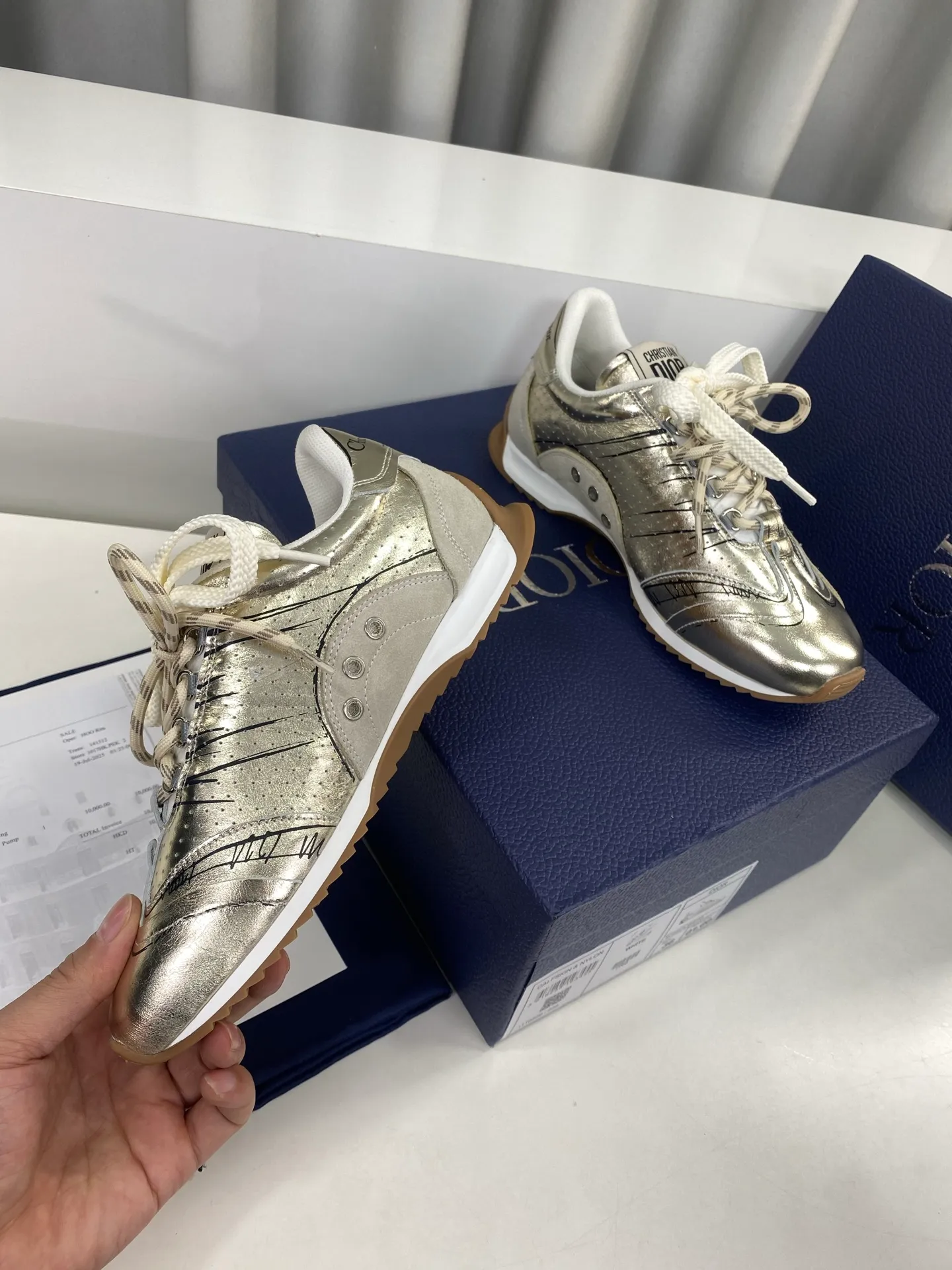 👟👟Ex-factory price 560👟👟 Men's size +10 Dior Dior D-Sketch series graffiti moral shoes casual sports shoes ☑️ D-Sketch sports shoes made a wonderful appearance at the Dior 2025 spring and summer ready-to-wear series show, highlighting the classic retro aesthetics. Crafted from white nylon and calf leather, it's finished with a printed logo inspired by the shoe's production stages, with beige suede calf leather panels and double laces. A handwritten Christian Dior Paris signature adorns the sides, while a Christian Dior Paris signature panel and plaque adorn the heel and tongue. Paired with two-color thin rubber soles, they are more refined and can add high-end temperament to various casual looks. Exquisite packaging at the delivery counter🛍📦 ▪️Fabric: Original customized cowhide/graffiti ▪️Inner foot pads: Breathable mesh ▪️Sole: Original molded non-slip rubber outsole ▪️Sole thickness: 2CM ▪️Size: 35-45 (45 for women and 45 for men, customization is not returnable)